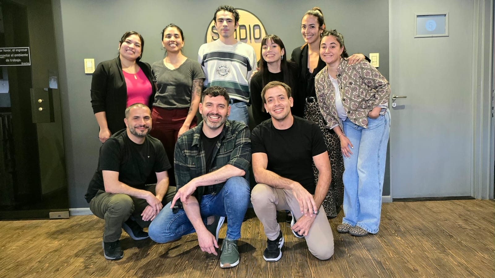 Matías Marinaro con el equipo de un workshop
