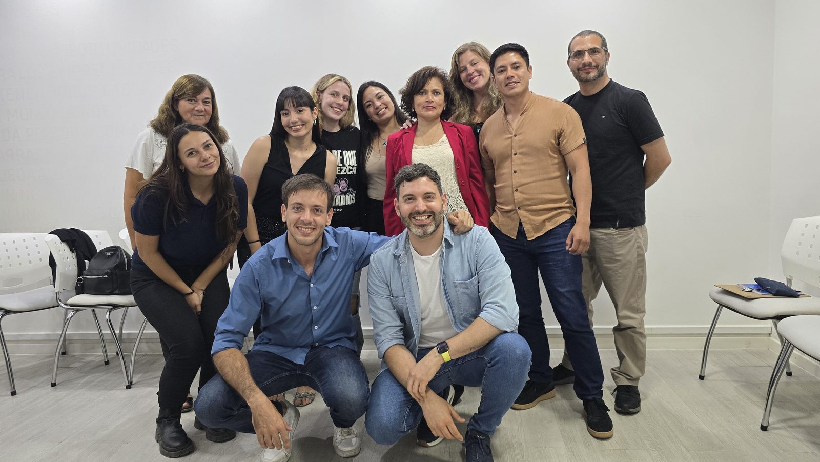 Matías Marinaro con participantes de un workshop