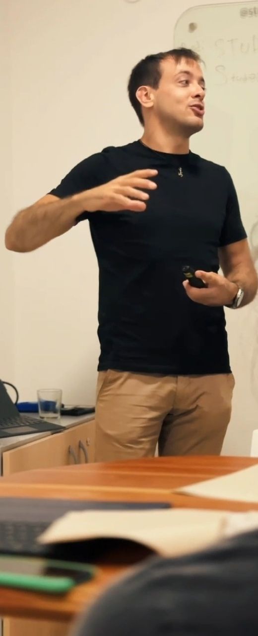 Matías Marinaro dando una charla